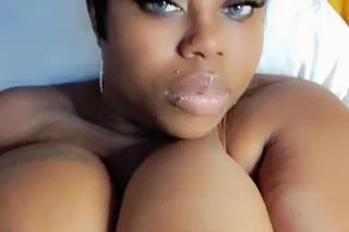 Curvy Cocoa Goddess Ready to Spoil You Tonight 🍑🍫👸🏾