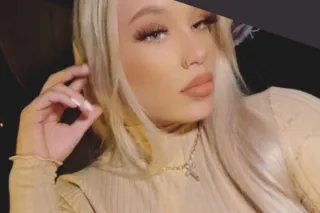 sexy blondie next door!! 🍑🤤 photo 1