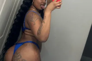 Petite Bombshell 💣 photo 2
