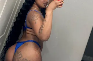 Petite Bombshell 💣 photo 3