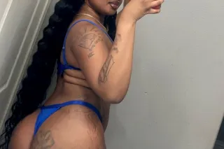 Petite Bombshell 💣 photo 1