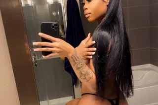 Party with a barbie 🍾 photo 4
