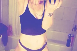 SEXY SLUT FOR YOUR EARLY MORNING PLEASURE photo 4