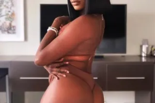 Bubble Booty Brittany | Catch Me Before I Leave photo 5