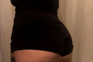pretty eyes, thicc thighs,