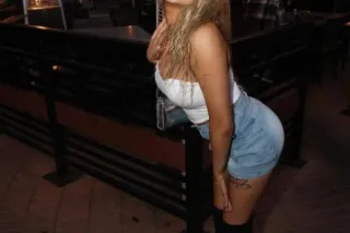 (((Hi guys just came in town looking to have some fun and party today)))