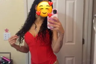 🌟YOUR FAVORITE BUTTERFLY IS IN TOWN & READY TO PLAYY😋🍑 photo 2