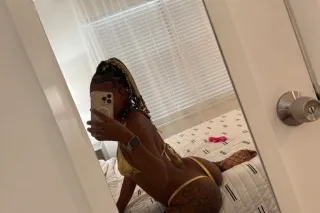 5'2 Petite💦Hazeleyed🤎German/Black🇩🇪Bombshell💣 photo 1