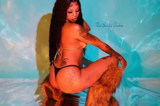 tsunami in town 💦catch me while im around 💋