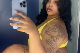 Your Favorite Distraction 👀 photo 6