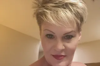 Tall Blonde w green eyes photo 3