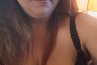 SEXY COUGAR WITH 40G BREASTS FOR YOUR PLEASURE photo 2