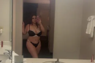 Latina esperandote para pasarla bien, ven papi waiting for you😙 😙