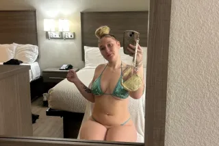 THICK, TEMPTING, AND WORTH IT 💵🥂 photo 5