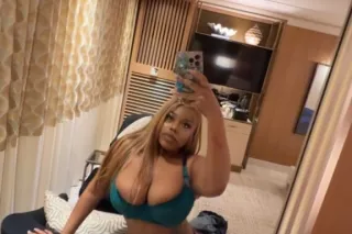 BUSTY PARTY GIRL😍🍭 photo 5