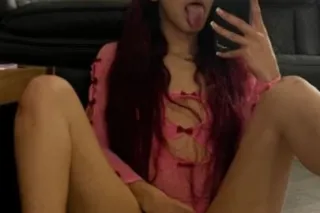 PETITE BOMBSHELL BEAUTY THROAT GOAT 😝