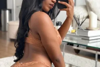Latina girl, I'm available photo 2