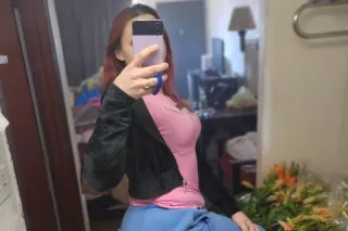 " curvy , cute. stright to the point photo 4