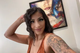 Serving Latina heat all day 💋 photo 2