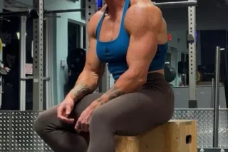 Female Bodybuilder Escort photo 7