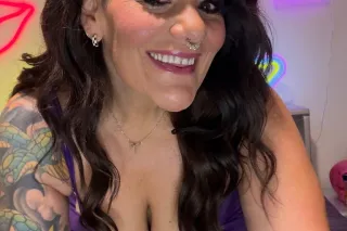 PAWG MILF BIG BOOTY CAM MODEL AVAILABLE NOW!