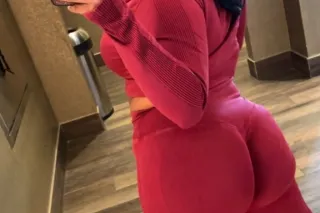 Curvy 24 Year Old BOMBSHELL photo 4