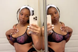 wet 💦💦 tight 😽and ready for you babe 🥹💜🤞🏾