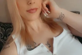 blonde baddie.