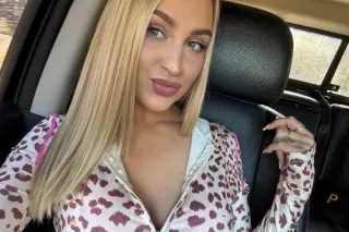 BUSTY BLONDE BOMBSHELL 💕🩷 photo 7