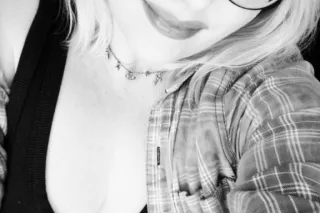 Geeky Blond Girl-Next-Door In A Petite Pin-Up Package! ✷ Upscale, Discreet & Highly Reviewed! ✷ GFE ✷ Massage ✷ Fetish ✷ IN/OUT