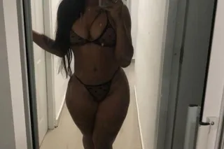 💋 Petite Beauty With a Naughty Smile🤤