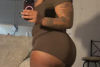 come take a bute outta this peach photo 3