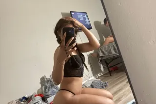 Face, body and pussy all pretty. Suck my toes while you nut🍦 photo 7