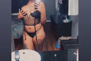 CATCH ME WHILE IM HERE 😏🧞♀🥂💋 photo 3