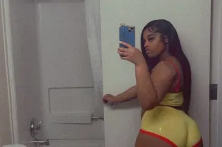 Exotic Bombshell 🍯🥂