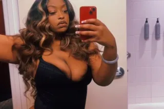 your favorite 🥰 baddie with the booty 😘⭐⭐🤞🏽 photo 5