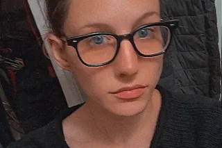 petite and discreet photo 3