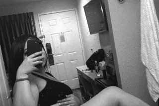 pretty lil Filipino w/ wet 💦tight juicy pussy 👅 AVALIABLE 24/7 better then her 👆🏻and her 👇🏻😘