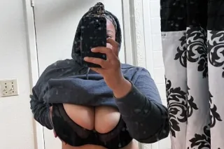 Ready to suck 👅message me if you are money ready💰 photo 3