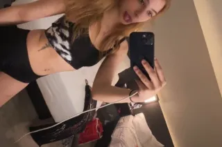Young, needy, and looking for someone to spoil me😘😩 photo 2