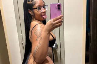Petite BOMBSHELL💣 photo 3