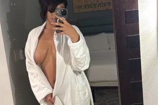 Early bird gets the worm 😩 Cum see this juicy 🍑 before I leave! photo 8