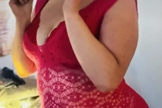 curvy redhead milf wants to play now