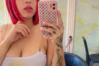 soy una mujer rubia linda