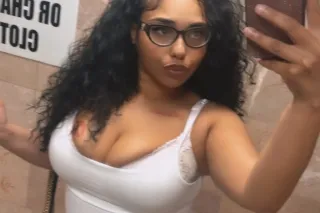 curvy bombshell party girl 😍🥳