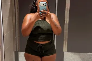 im pretty , lightskin , thick & fun to be around photo 2