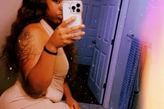 im pretty , lightskin , thick & fun to be around photo 3