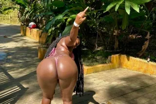 pretty Face nice round lips Apple booty photo 7