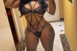 thick pretty and freaky af 😜 photo 3