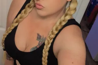 Thick thighs and beautiful eyes will have you hitmatized! photo 2